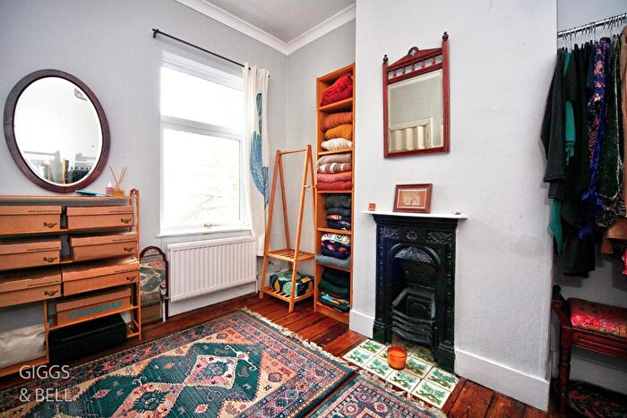 3 Bedroom Terraced House For Sale In St. Saviours Crescent, Luton, Bedfordshire, LU1