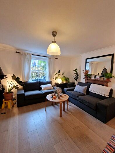 3 Bedroom Ground Maisonette To Rent In Graham Road, London, E8