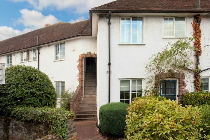 2 Bedroom Flat To Rent In Queens Road, Weybridge, KT13