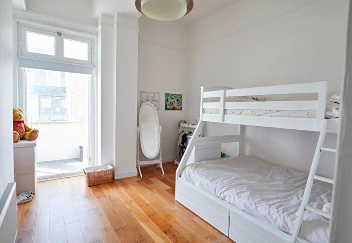 2 Bedroom Apartment To Rent In Kingsway, Hove, BN3