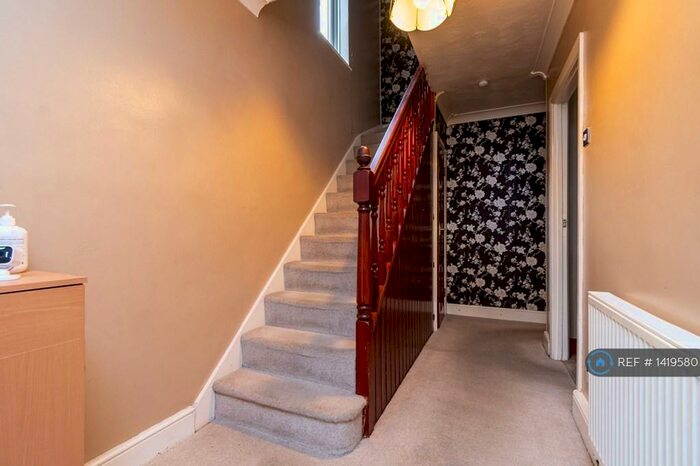 4 Bedroom Semi-Detached House To Rent In Bassetts Way, Orpington, BR6