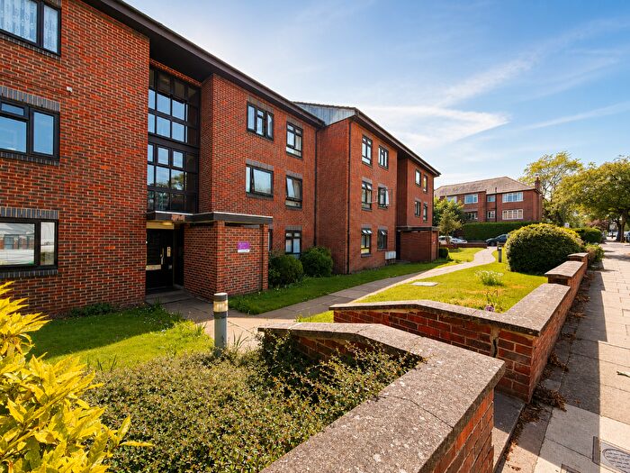 3 Bedroom Flat To Rent In Friern Park, London, N12