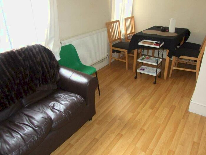 2 Bedroom Flat To Rent In Rhymney Terrace, Cathays, Cardiff, CF24