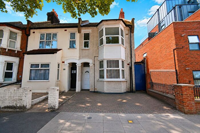 3 Bedroom Flat To Rent In Barking Road, London, E13