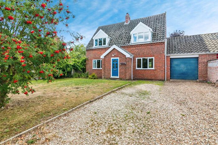 4 Bedroom Link Detached House For Sale In Staithe Road, Burgh St. Peter, Beccles, NR34