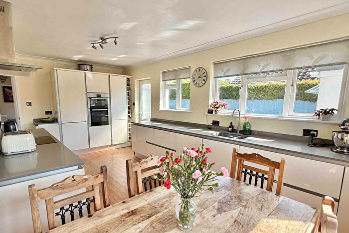 4 Bedroom Detached House For Sale In Meadow Way Ringwood, BH24