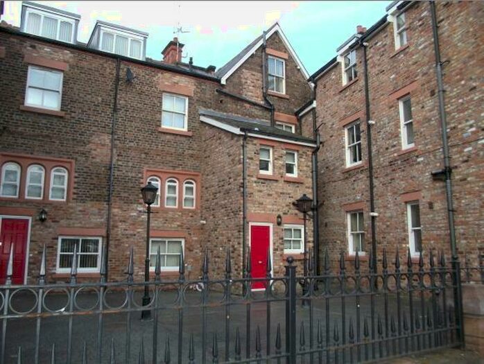 2 Bedroom Apartment To Rent In Paradise Mews, L15