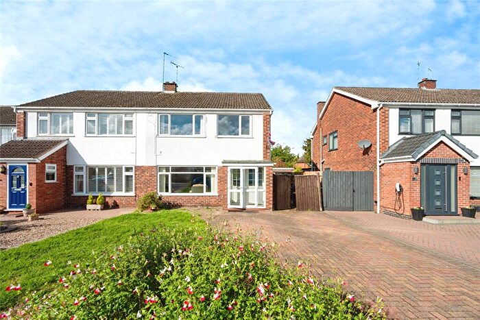 3 Bedroom Semi Detached House For Sale In Foxes Way, Warwick, Warwickshire, CV34