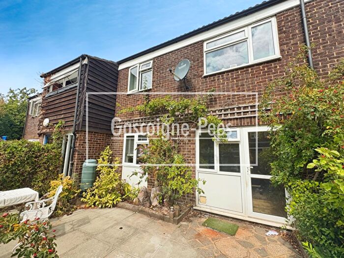 2 Bedroom Maisonette To Rent In Queens Court Ride, Cobham, KT11