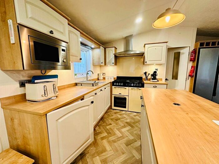 2 Bedroom Caravan For Sale In Perowne Way, Sandown, PO36