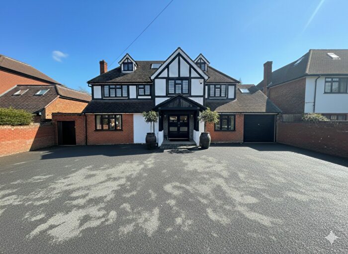 5 Bedroom Detached House For Sale In Old Bedford Road, Luton, Bedfordshire, LU2