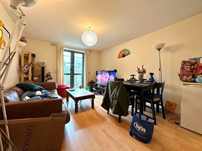 2 Bedroom Flat To Rent In City Walk, Leeds, West Yorkshire, LS11