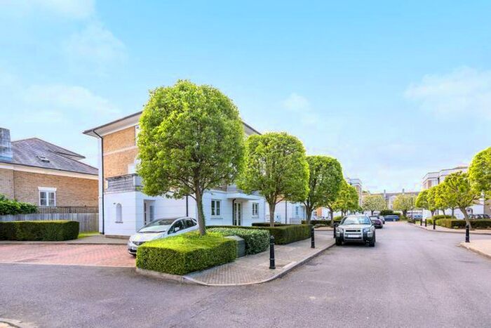 2 Bedroom Flat To Rent In Crofton Avenue, Grove Park, London, W4