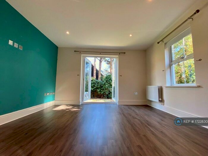 3 Bedroom Flat To Rent In Barnhouse Close, Pulborough, RH20