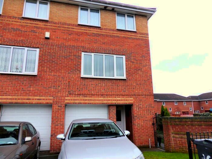 4 Bedroom Town House To Rent In Beechlea, Thurnscoe, Rotherham, S63