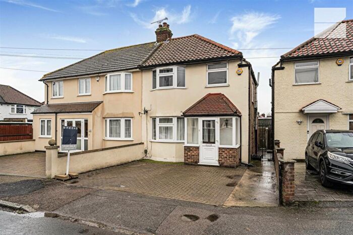 3 Bedroom End Of Terrace House For Sale In Mount Avenue, Chingford, E4
