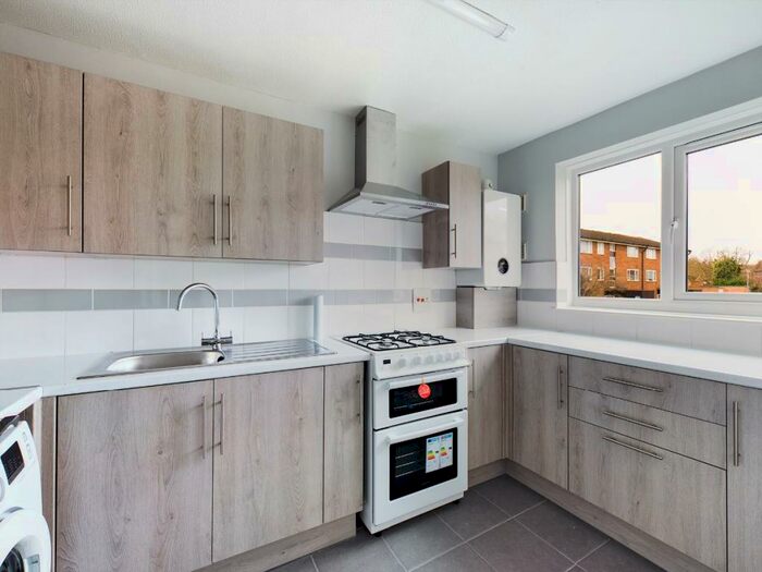2 Bedroom Flat To Rent In Middlefields, Croydon, CR0