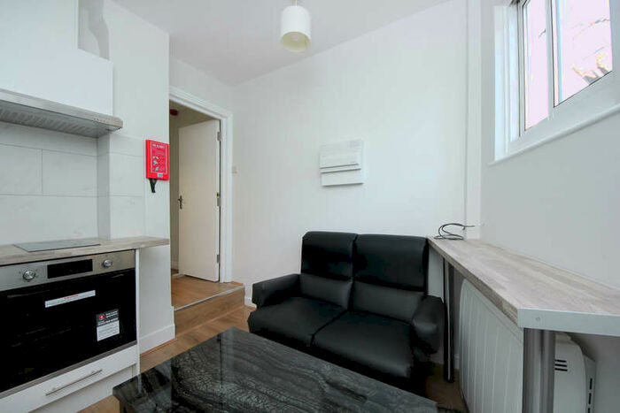 Flat To Rent In Uxbridge Road, W12