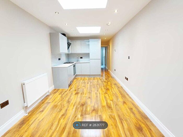 3 Bedroom Flat To Rent In Mitcham Lane, London, SW16