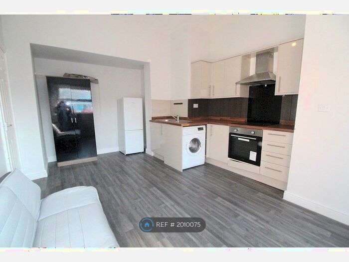 1 Bedroom Flat To Rent In Dovercastle, Nottingham, NG7