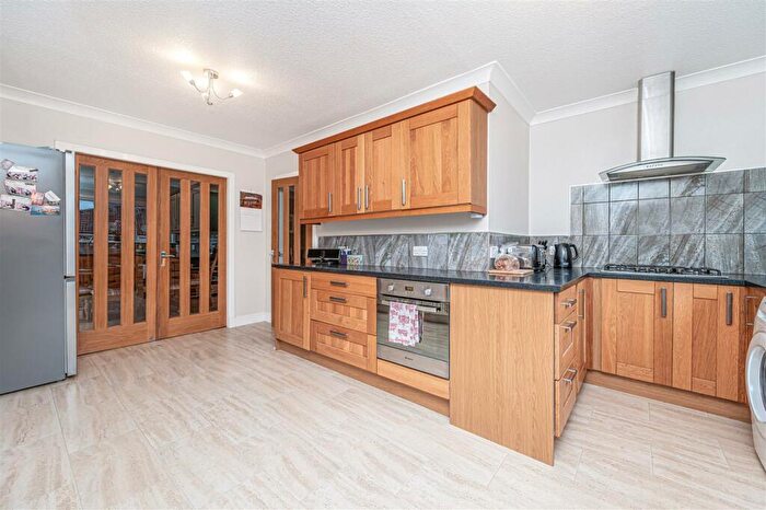 2 Bedroom Semi-Detached House For Sale In Thimblehall Drive, Dunfermline, KY12