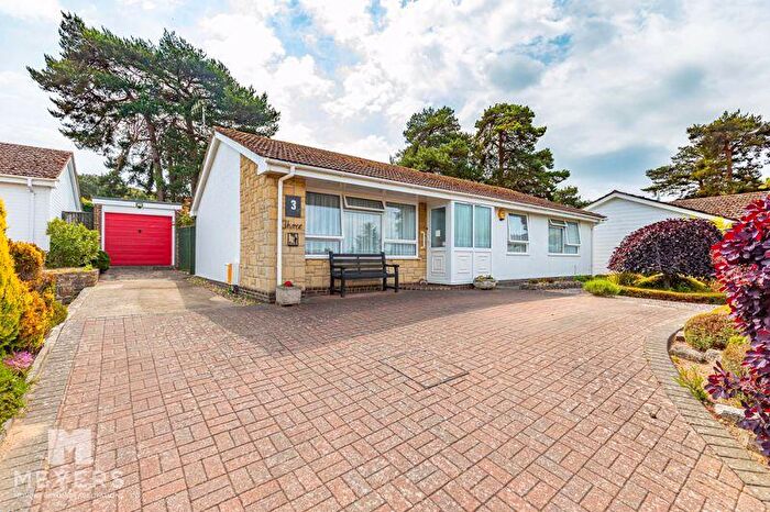 3 Bedroom Detached Bungalow For Sale In Dreswick Close, Christchurch, BH23