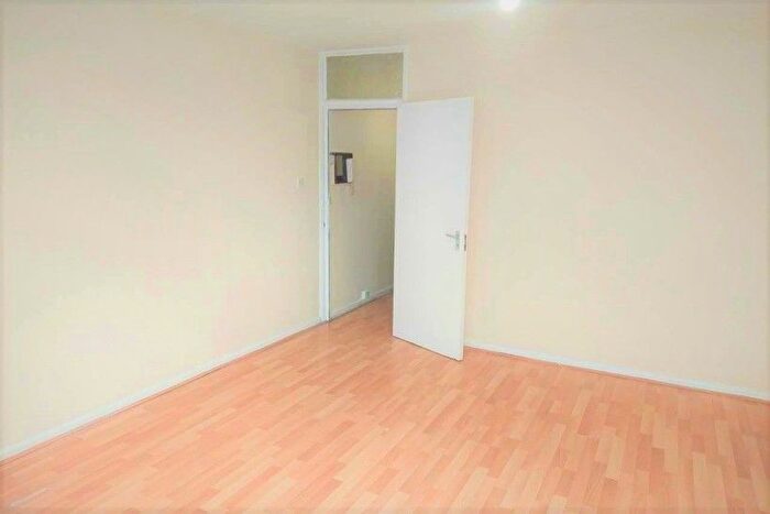 3 Bedroom Maisonette To Rent In Smithy Street, London, E1