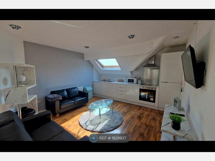 4 Bedroom Flat To Rent In Polygon Road, Manchester, M8