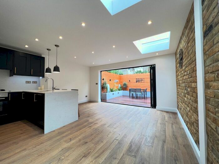 2 Bedroom Flat To Rent In Choumert Road, London, SE15