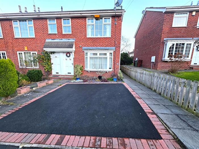 2 Bedroom Property For Sale In Fieldway Avenue, Leeds, LS13