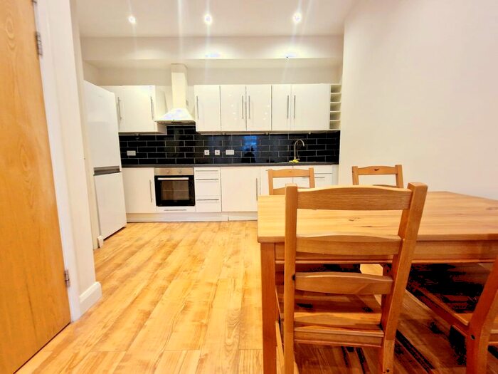 2 Bedroom Flat To Rent In Holloway Road, Holloway, N19