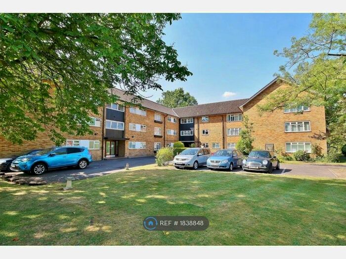 2 Bedroom Flat To Rent In Kingswood Court, Woking, GU21