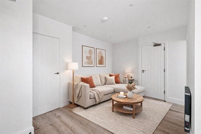 3 Bedroom Apartment To Rent In Upper Street, London, N1