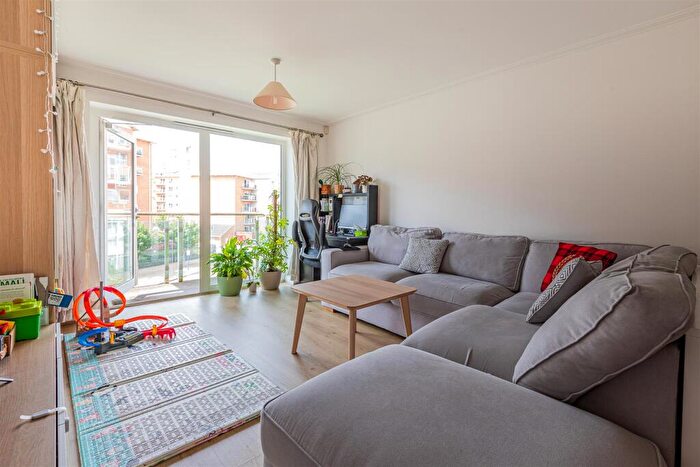 2 Bedroom Apartment For Sale In Chandlery Way, Cardiff, CF10