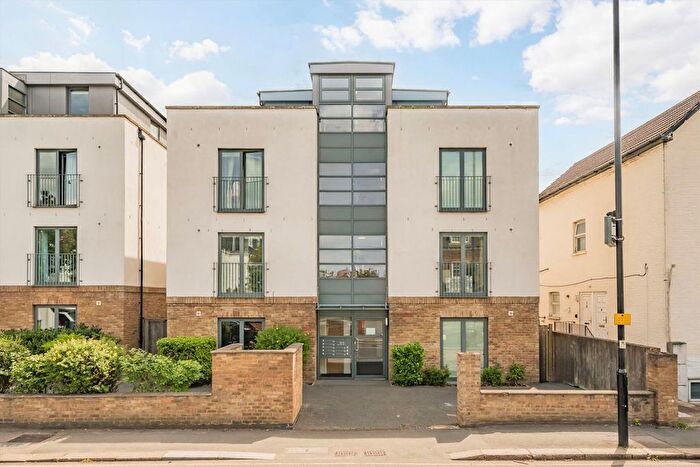 2 Bedroom Flat For Sale In Gunnersbury Lane, Acton, W3