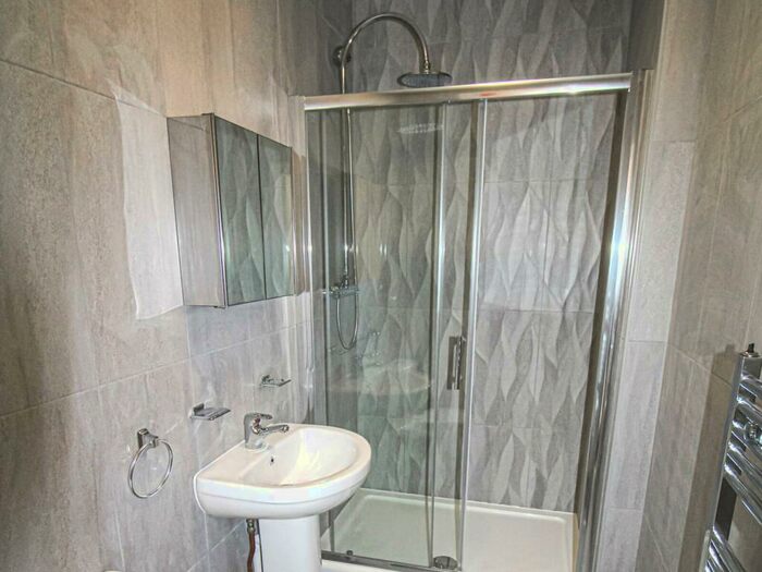 Apartment To Rent In Apt, Clarendon House #, LS2