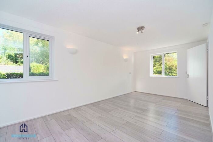 1 Bedroom Ground Flat To Rent In Deanery Close, London, N2