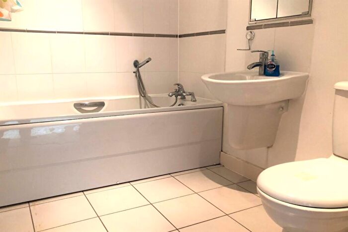 2 Bedroom Apartment To Rent In Aegean Apartments, Docklands, E16