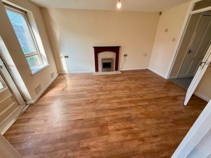 1 Bedroom Flat To Rent In Whytecote End, Wyke, Bradford, BD12