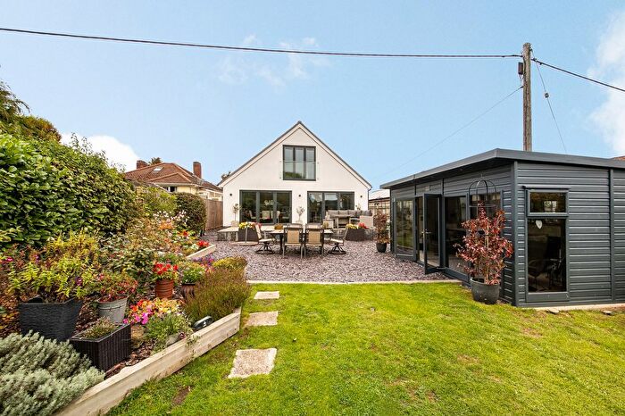 4 Bedroom Detached Bungalow For Sale In Manor Grove, Kennington, OX1