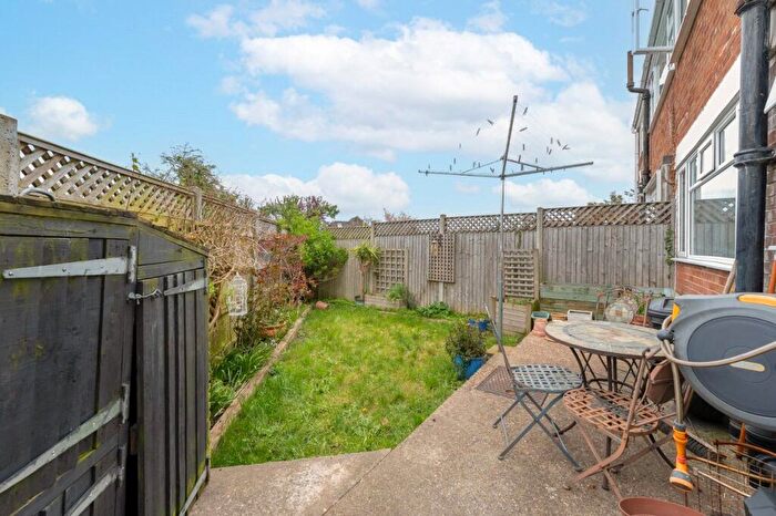2 Bedroom Maisonette For Sale In Chilworth Gardens, Sutton, SM1