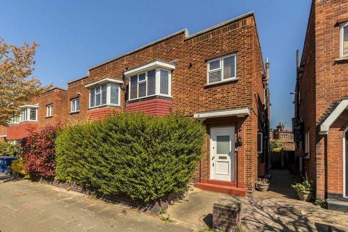 2 Bedroom Flat To Rent In Fairlawn Avenue, London, W4