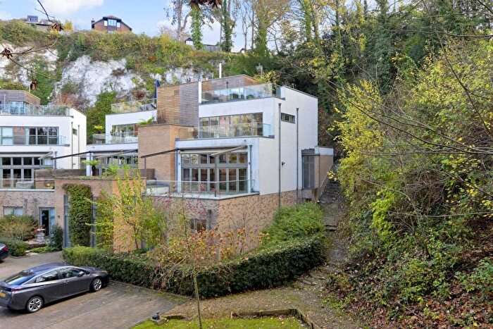 4 Bedroom End Of Terrace House For Sale In Chantry Quarry, Guildford, GU1