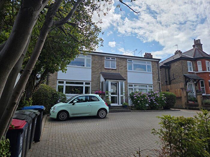 2 Bedroom Flat To Rent In Westbury Lane, Buckhurst Hill, IG9