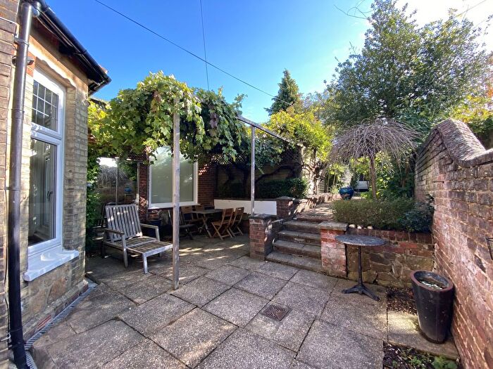 1 Bedroom Flat To Rent In Epsom Road, Holy Trinity, GU1