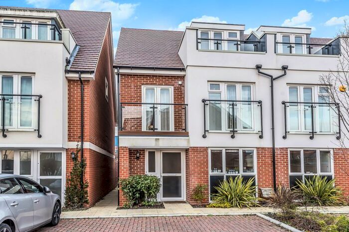 4 Bedroom Semi-Detached House To Rent In Maidenhead, Berkshire, SL6