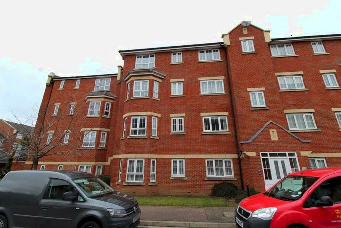 2 Bedroom Flat To Rent In Watling Gardens, Dunstable, LU6