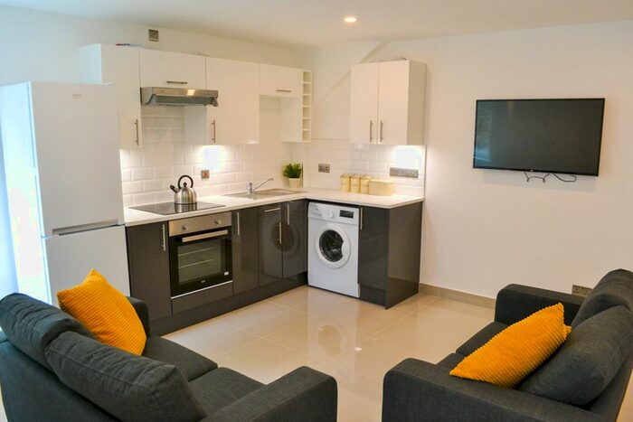 2 Bedroom Flat To Rent In Flat, Clarendon Road, Leeds, LS2