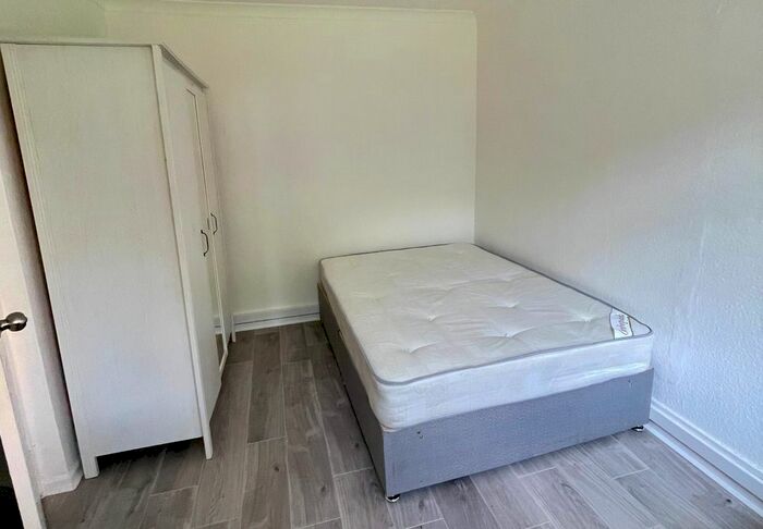 3 Bedroom Flat To Rent In Thorncroft Street, Nine Elms, London, SW8