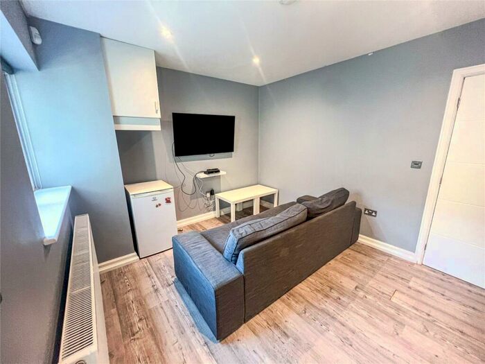 2 Bedroom Flat To Rent In Wilmslow Road, Manchester, Greater Manchester, M14